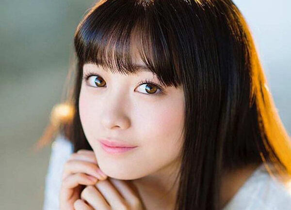 Cô gái người Nhật xinh đẹp với đôi mắt to tròn